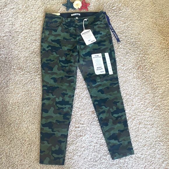 NWT🌟CODE BLEU🇺🇸Skinny🍃Camo PANTS🍃F’AB Body Sculpt Flex Fabric Size 12 - Picture 3 of 12